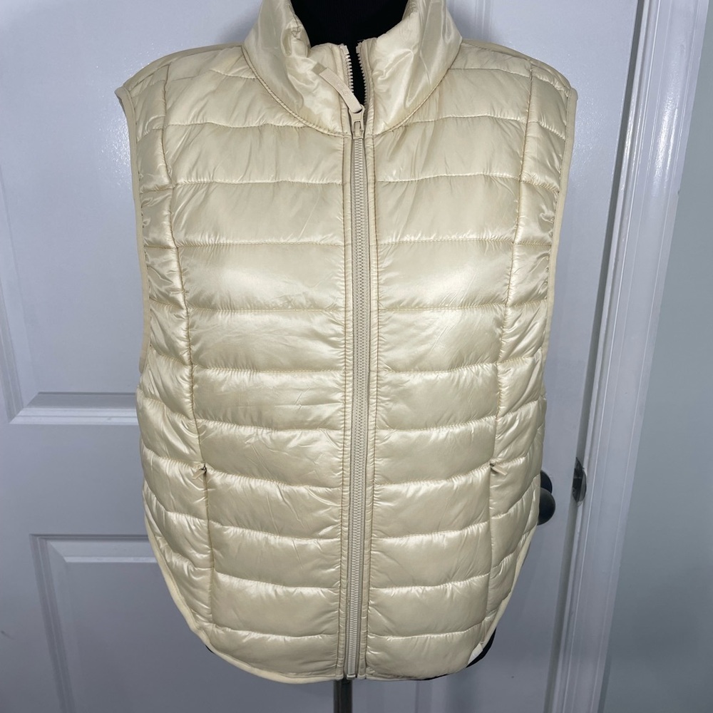 Joy Lab Cream Puffer Vest Size Medium CB-100
